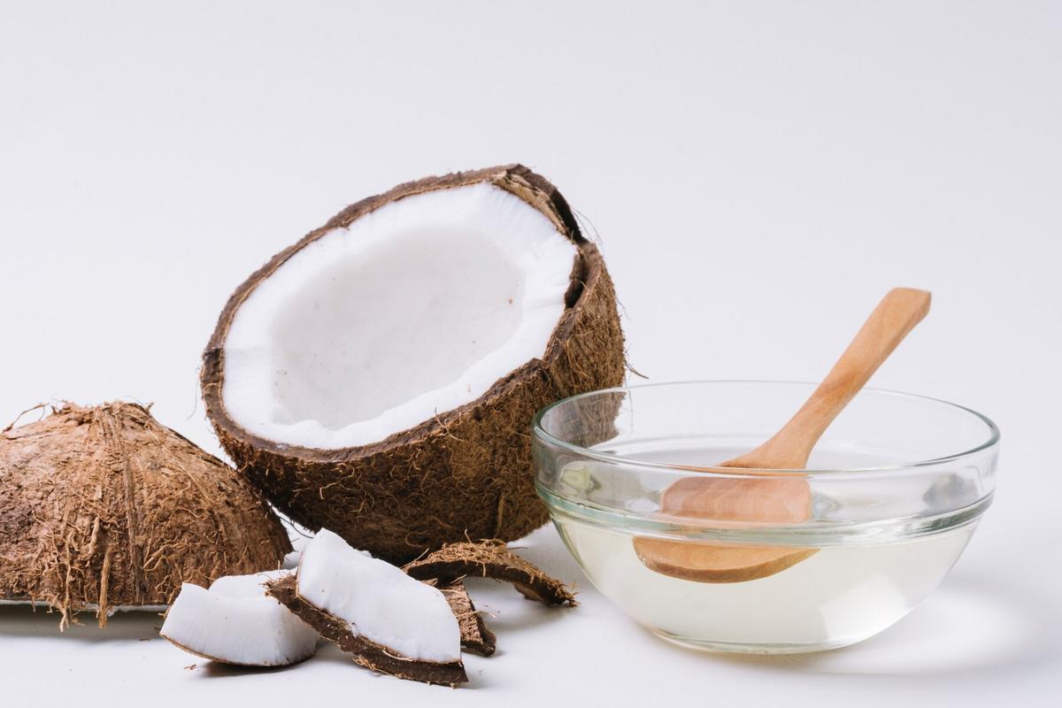Oil Pulling dengan Minyak Kelapa, Ritual Pagi untuk Mulut Sehat & Nafas Segar