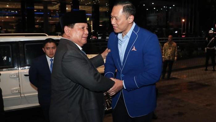 Prabowo Terima Tongkat Komando dari AHY di Penutupan Kongres Demokrat