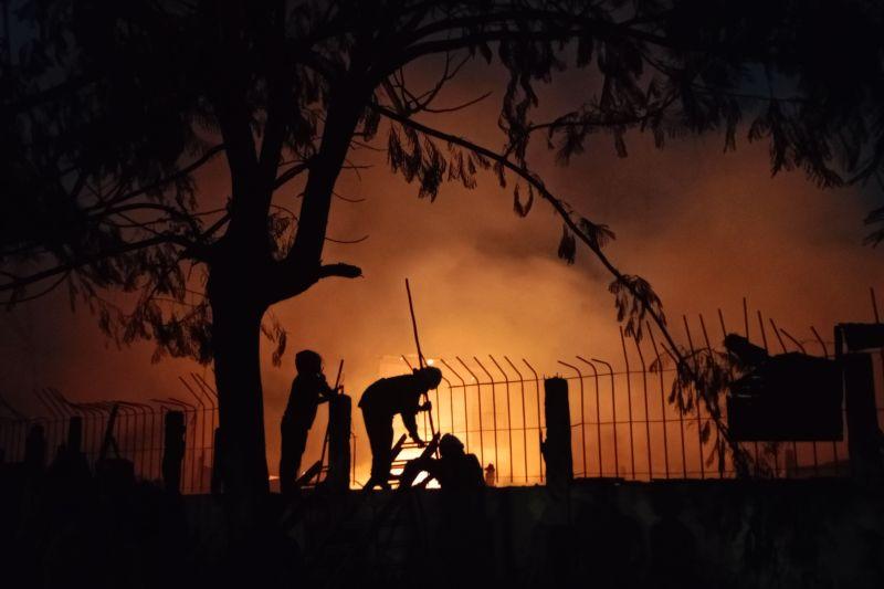 Kebakaran Hebat di Pondok Bambu, Warga Berusaha Padamkan Api dengan Ember