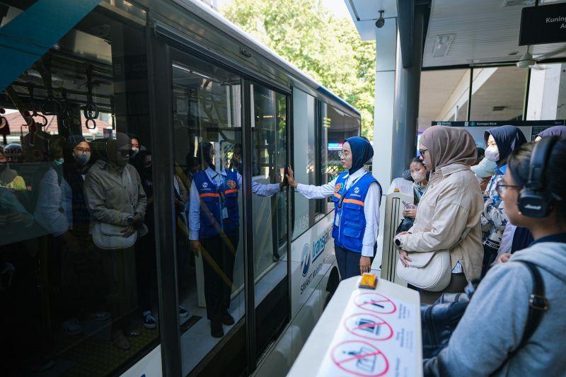Penumpang Transjakarta Boleh Buka Puasa dalam Bus, Diberi Waktu 10 Menit
