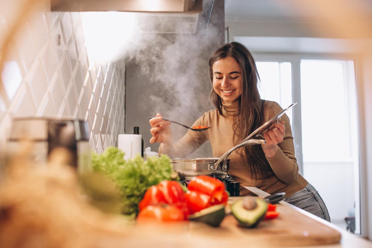 Seringkali Menjadi Dilema, Bagaimana Hukumnya Mencicipi Masakan Saat Sedang Berpuasa? Simak Penjelasannya!