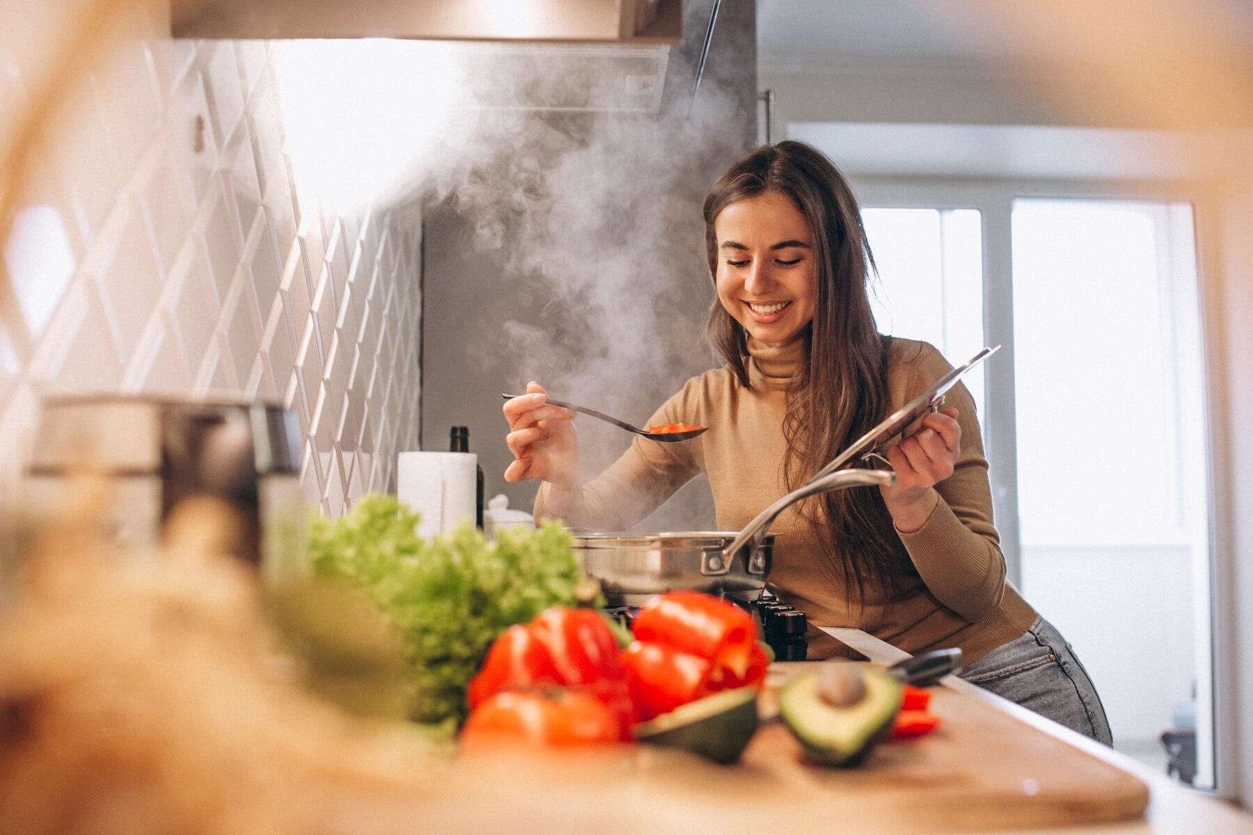 Seringkali Menjadi Dilema, Bagaimana Hukumnya Mencicipi Masakan Saat Sedang Berpuasa? Simak Penjelasannya!