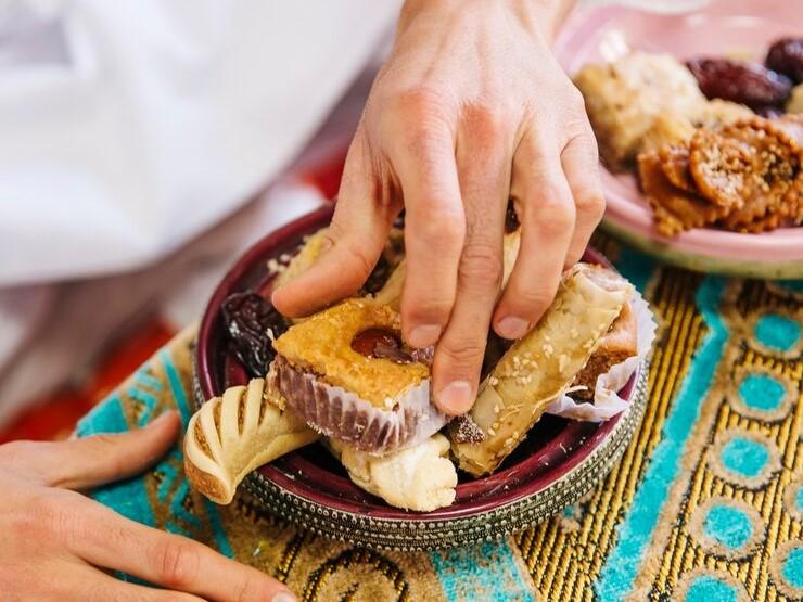 Mengapa Dianjurkan Berbuka dengan yang Manis? Simak Penjelasannya!