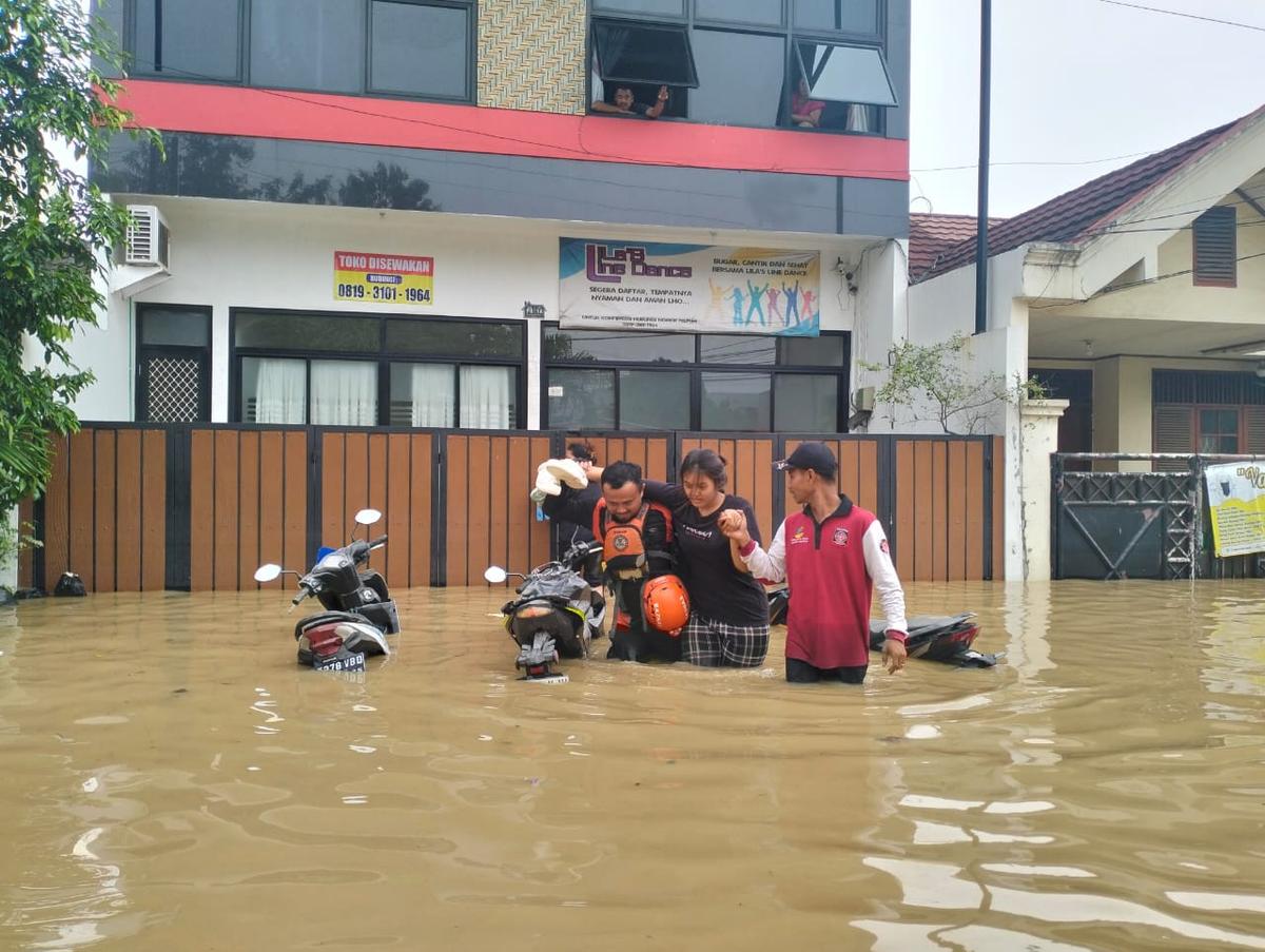 Banjir Jakarta, Bogor dan Bekasi, Kemensos Dirikan Dapur Umum dan Gelontor Rp2,098 M Bantuan