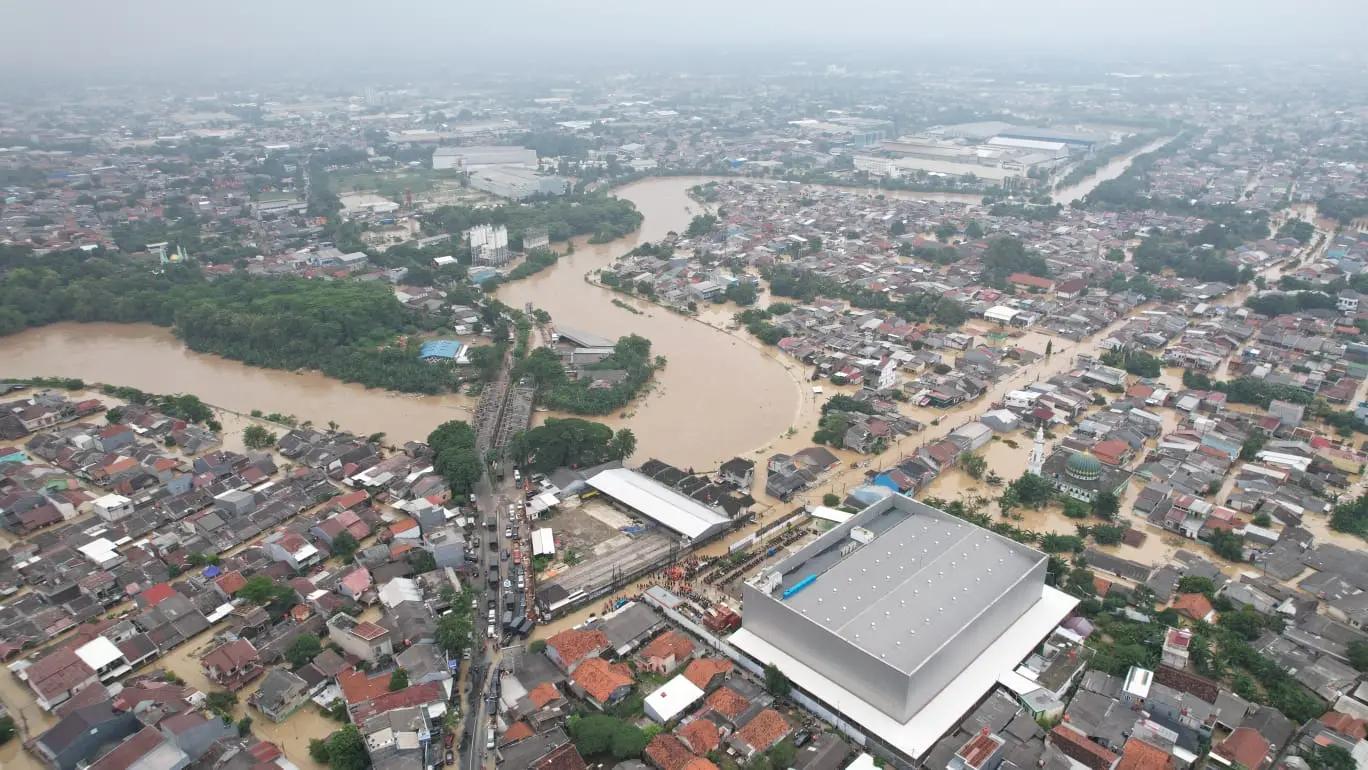 Keluarga Wali Kota Bekasi Mengungsi ke Hotel Saat Banjir, Warga Bertahan di Rumah Terendam