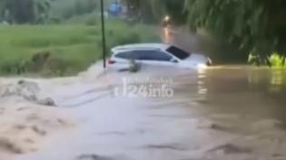 Mobil Nekat Terobos Banjir di Bekasi Berujung Hanyut, Sopir Selamat