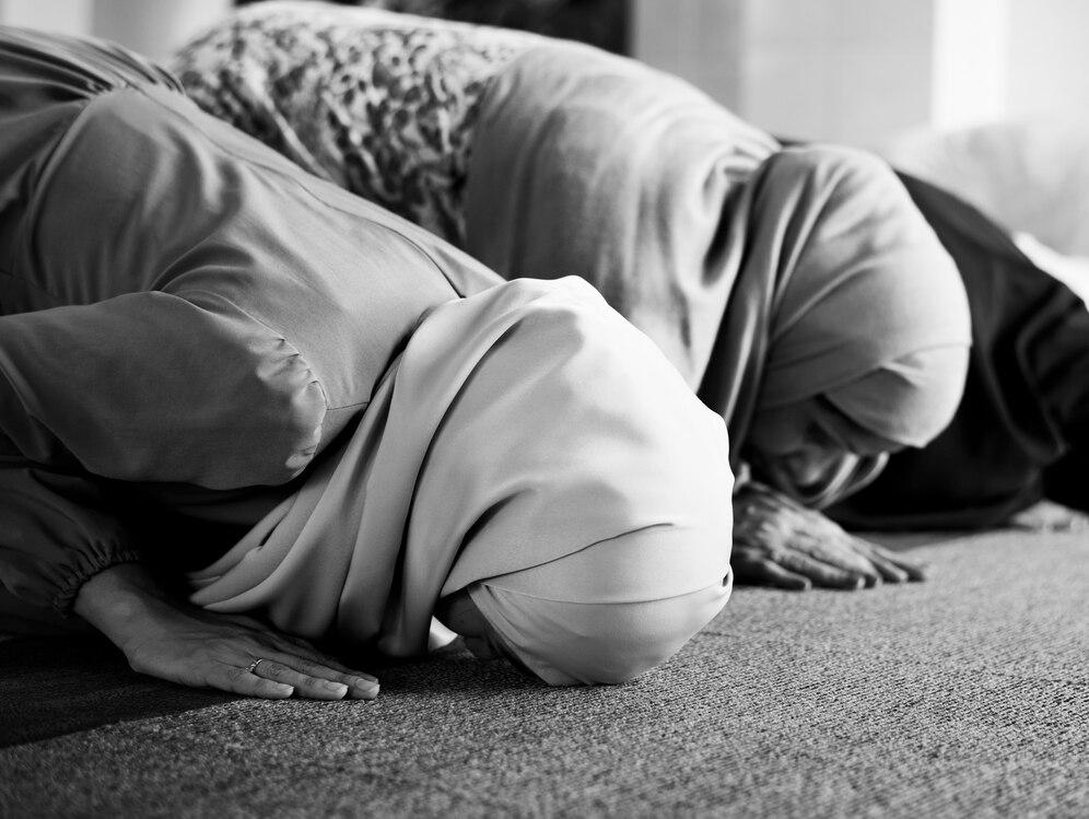 Begini Hukum Menggunakan Make Up saat Salat