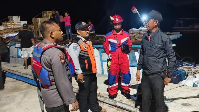 Kapal KM Subur Makmur Alami Kerusakan di Perairan Kepulauan Seribu, Damkar Lakukan Evakuasi