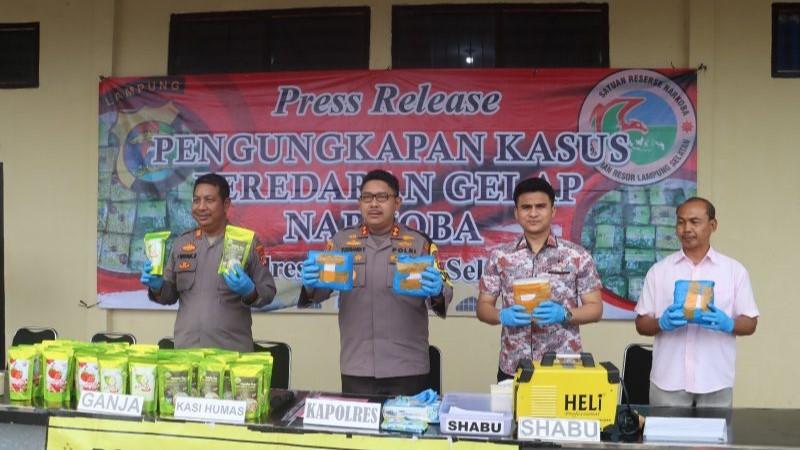 Polisi Ungkap Penyelundupan 4 Kg Ganja Dikemas Bungkus Teh di Pelabuhan Bakauheni