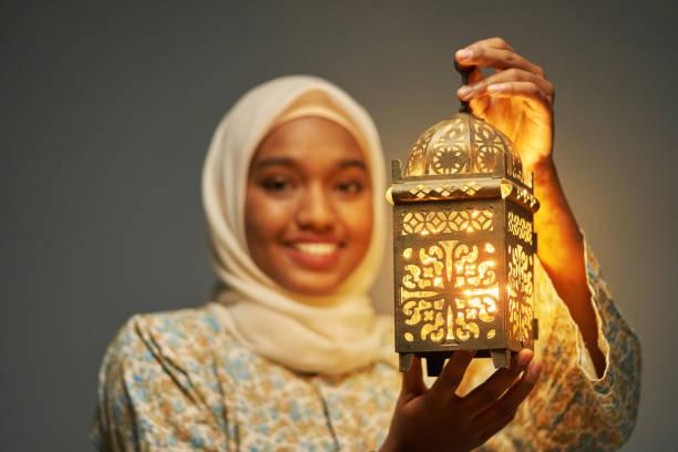 Tradisi Unik Ramadan di Berbagai Negara, Dari Lampion Hingga Meriam