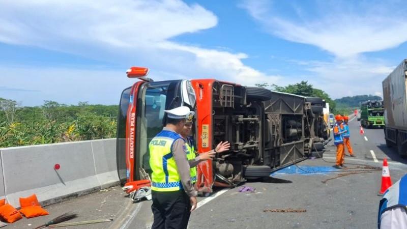 Bus Rosalia Indah Terguling di Tol Semarang-Batang, 3 Orang Dilarikan ke Rumah Sakit