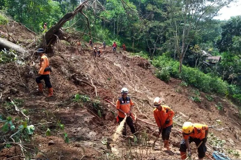 Banjir dan Longsor Sukabumi: Lima Tewas, Ribuan Warga Mengungsi