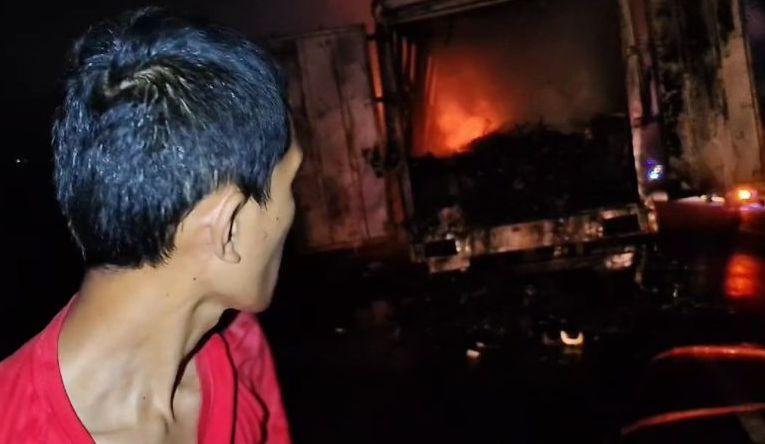 Truk Paket Terbakar di Tol Kanci-Pejagan, Kerugian Capai Rp400 Juta