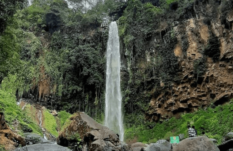 Pesona Air Terjun Grojogan Sewu, Wisata Alam dengan Mitos yang Melekat