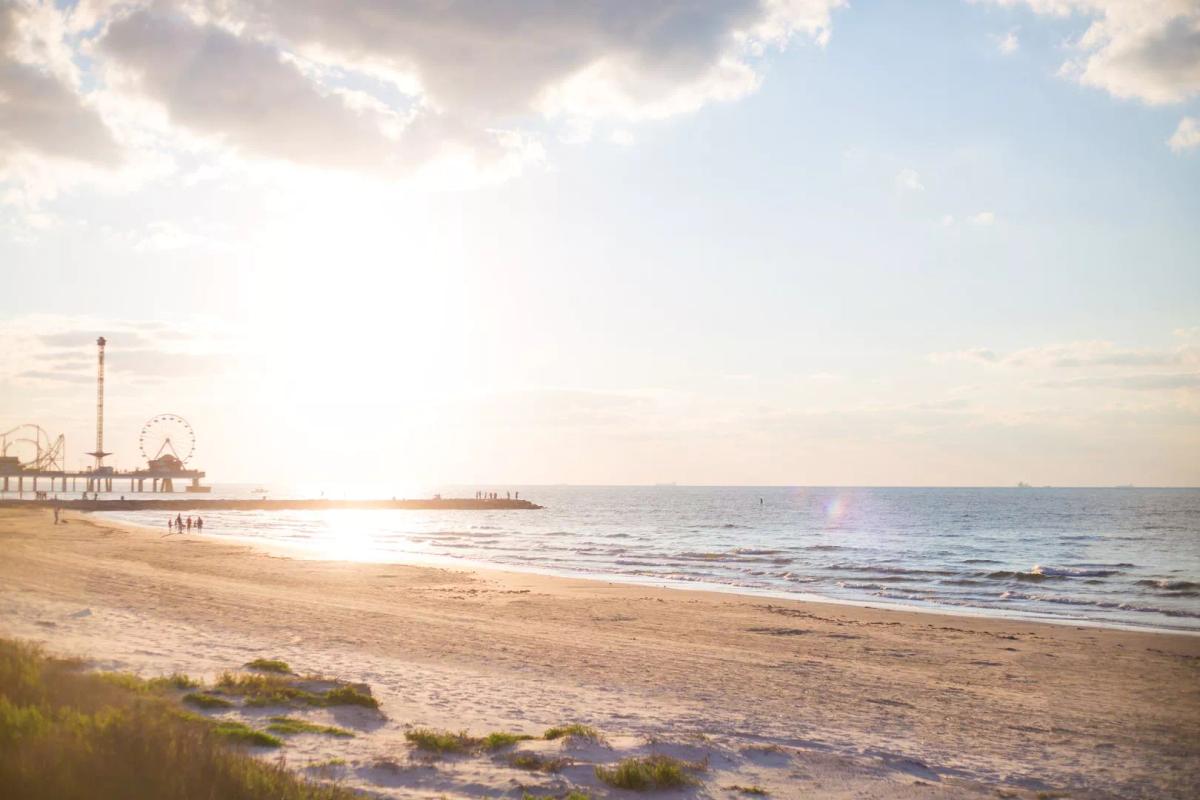 Pesona Galveston Beach di Texas, dari Pasir Putih hingga Atraksi Menarik