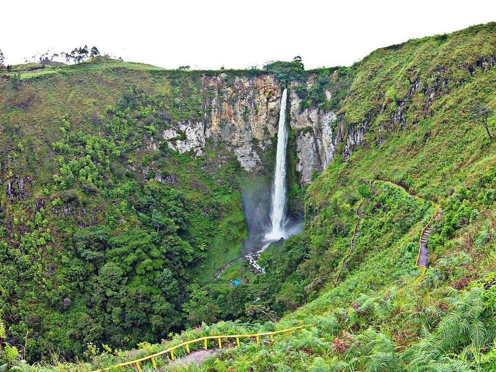 Menjelajahi Keindahan Air Terjun Sipiso Piso, Surga Tersembunyi di Sumatera Utara