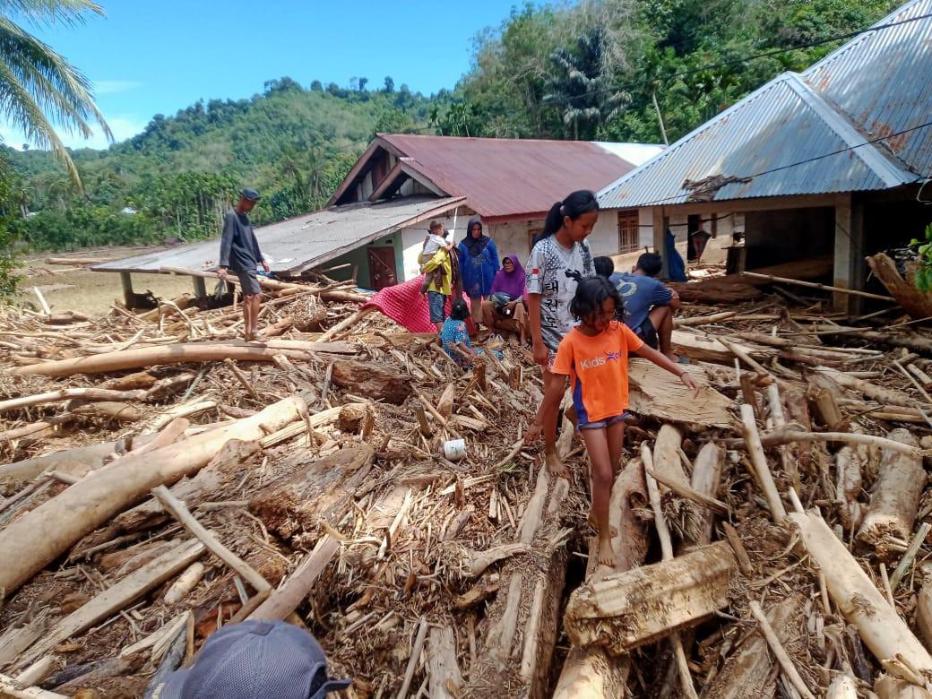 Kemensos Salurkan Bantuan Korban Banjir di Bengkulu Tengah dan Pesisir Selatan Sumbar