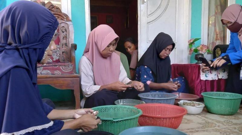 Para Mahasiswa Ini Latih UMKM Bawang Goreng Bikin Kemasan dan Promosi