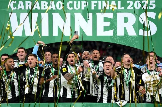 Eddie Howe Sangat Emosional Menangi Carabao Cup Bersama Newcastle United
