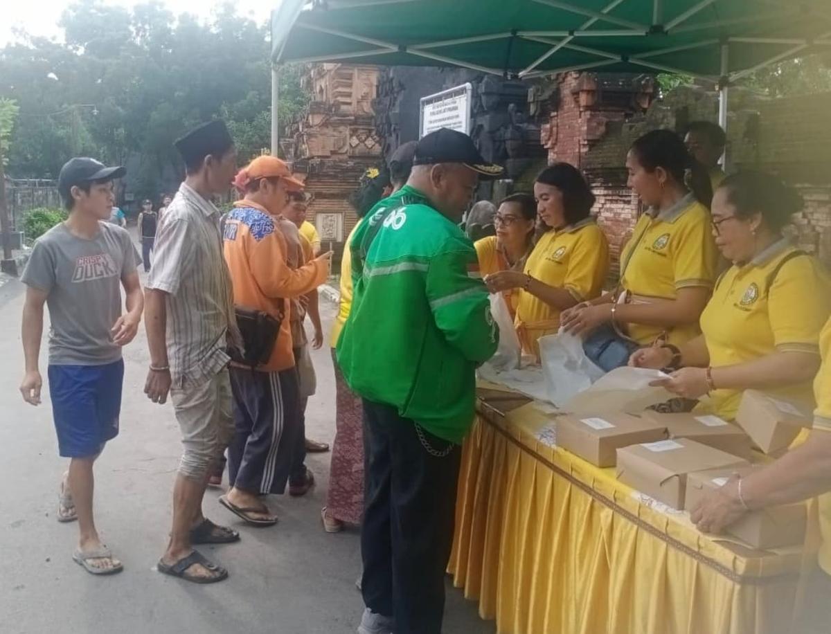 Jelang Hari Raya Nyepi, Umat Hindu di Cirebon Berbagi Takjil Gratis