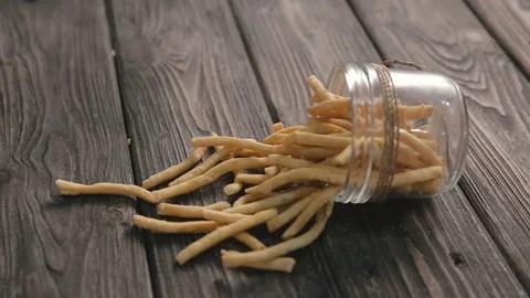Sering Jadi Favorit Camilan Lebaran, Ini Resep Stik Bawang