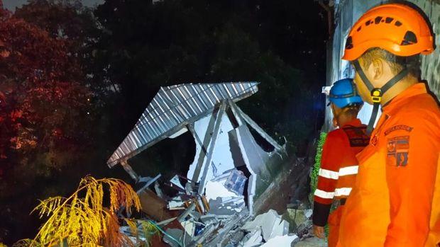 Pasutri Lansia di Bogor Selamat dari Reruntuhan Rumah Akibat Longsor