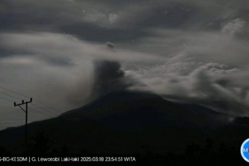 Gunung Lewotobi Laki-laki Erupsi 5 Kali dalam 6 Jam