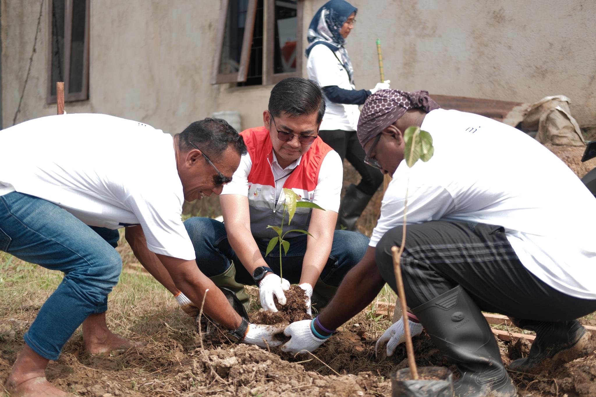 Sobat Aksi Ramadan 2025: 53 Relawan Pertamina Group Ikut Gotong Royong Bersihkan Masjid di Kabupaten Sorong