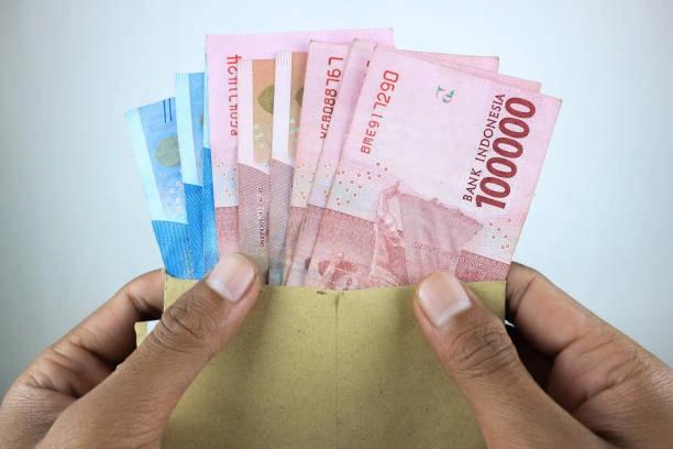 Jangan Habiskan dalam Sekejap! Begini Tips Bijak Kelola THR