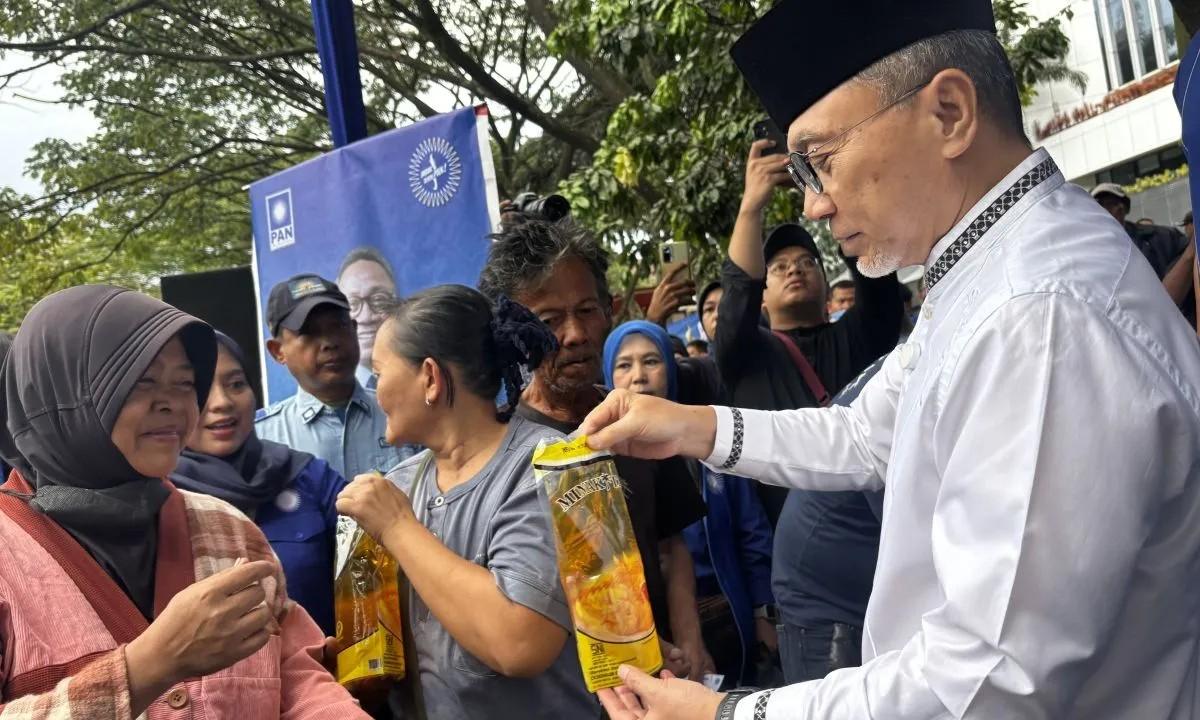 Menko Zulhas Bagikan MinyaKita Gratis ke 1.500 Warga Bandung
