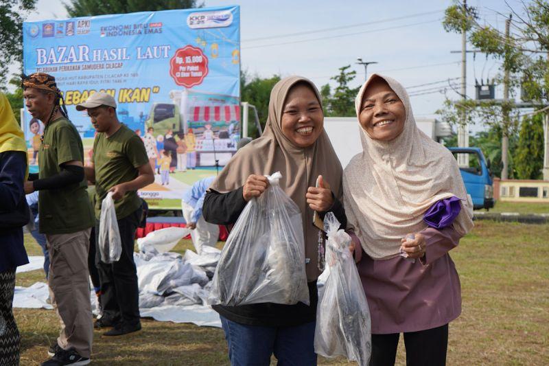 Cuma Butuh 30 Menit, 6 Ton Ikan Ludes Terjual pada Bazar ‘Lebaran Ikan’ KKP