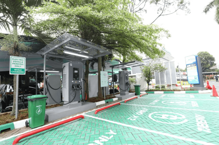 PLN Resmikan SPKLU Center Pertama di Indonesia di Tol Jagorawi