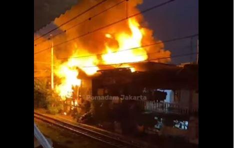 Kebakaran Rumah di Grogol Dekat Rel Kereta, Perjalanan KRL hanya Sampai Stasiun Rawa Buaya