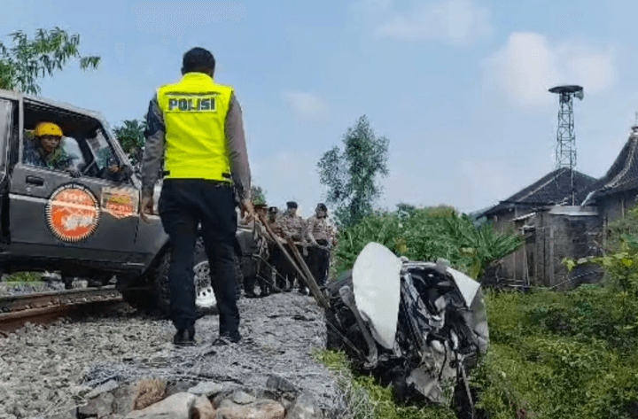 Empat Pemudik Tewas dalam Kecelakaan Mobil vs Kereta di Sukoharjo
