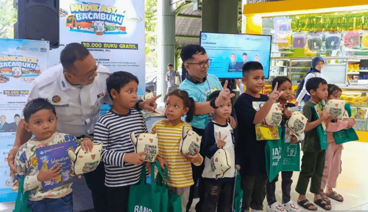 Kemendikdasmen Bagikan 3.400 Buku Gratis di Stasiun Gambir untuk Anak Pemudik