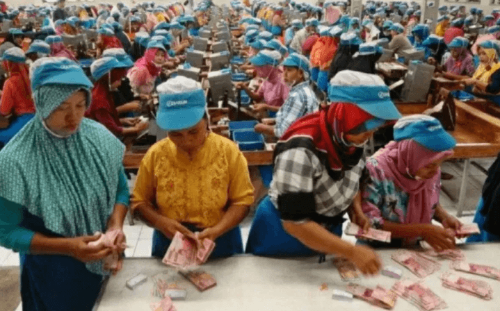 Kemnaker Ingatkan Perusahaan untuk Patuh pada Aturan Pembayaran THR  Pemantauan Pembayaran THR oleh Kemnaker