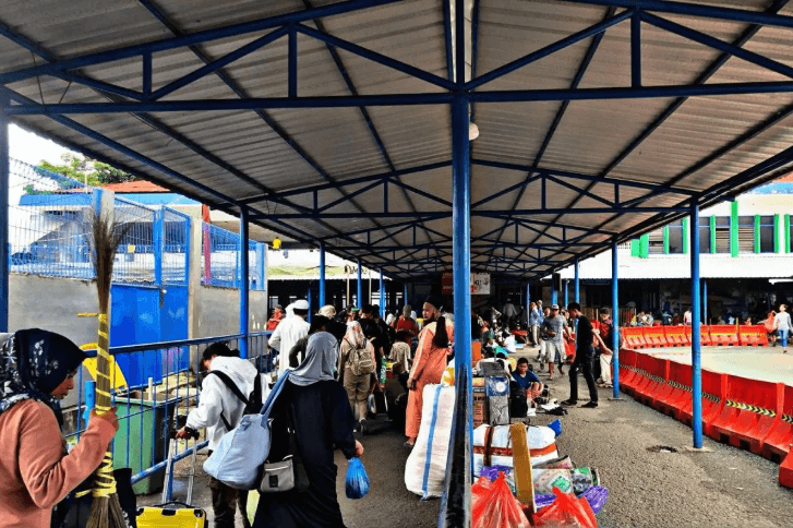 Kantor Kesyahbandaran dan Otoritas Pelabuhan (KSOP) Kelas I Ambon mencatat sebanyak 10.797 orang melakukan perjalanan mudik m