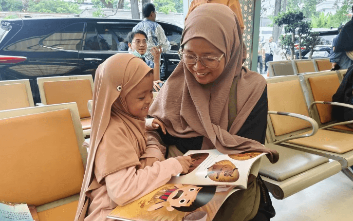 Mendikdasmen Bagikan Ribuan Buku Gratis untuk Anak Pemudik di Jakarta