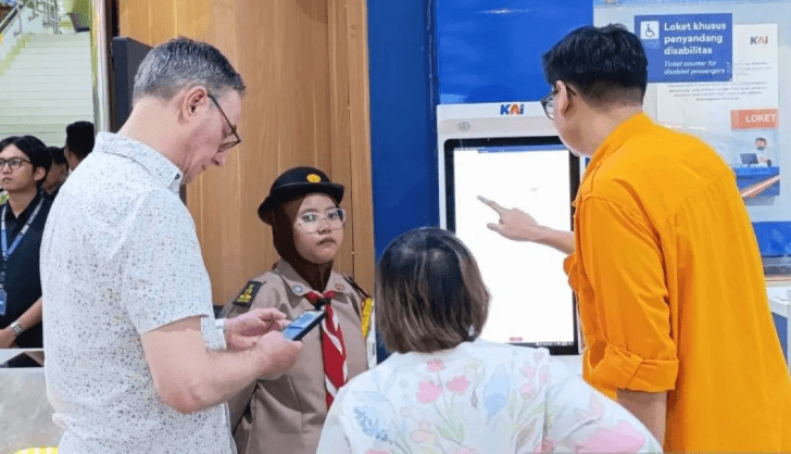 Saka Bhayangkara Bantu Pengamanan Mudik Lebaran 2025 di Stasiun Gambir