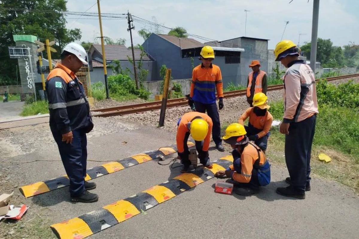 KAI Daop 7 Madiun Pasang "Speed Bump" di 42 Pelintasan Sebidang untuk Tingkatkan Keselamatan