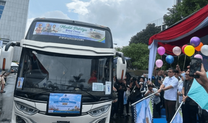 Kemnaker Lepas 17 Bus Mudik Gratis bagi Pekerja ke Jawa dan Sumatera