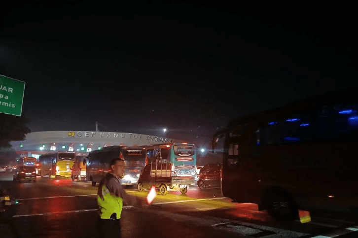Arus Mudik H-4 Lebaran di GT Cikupa Ramai Lancar