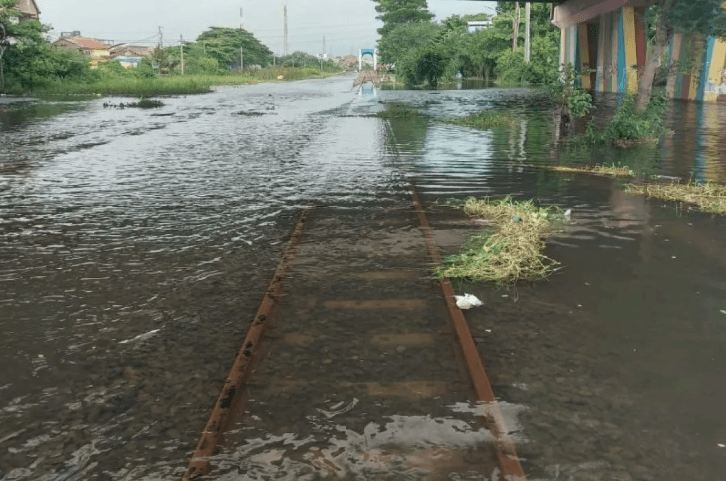 Jalur Kereta di Batang Tergenang, Dua Perjalanan Terdampak