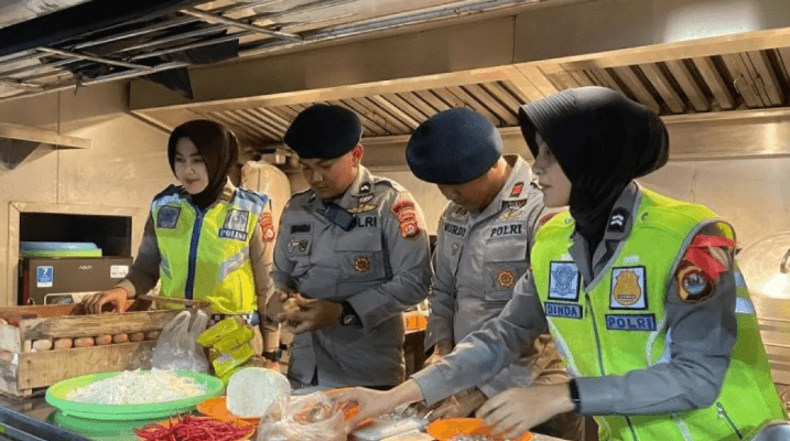 Polisi Buka Dapur Umum untuk Pemudik di Pelabuhan Ciwandan
