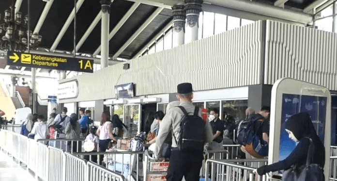 Menko PMK dan Kapolri Pantau Arus Mudik di Bandara Soekarno-Hatta