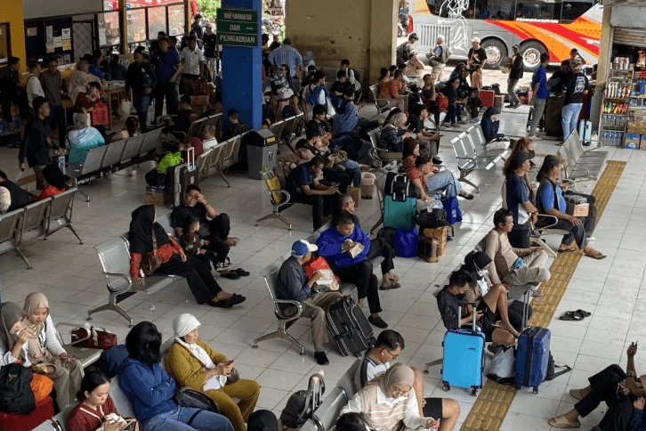 Lonjakan Pemudik di Terminal Kampung Rambutan, Bus Jadi Pilihan karena Tiket Pesawat Mahal