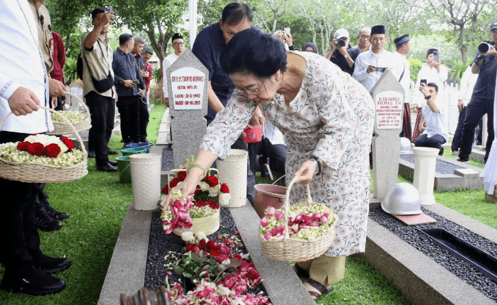 Megawati Soekarnoputri Ziarah ke Makam Fatmawati dan Taufiq Kiemas