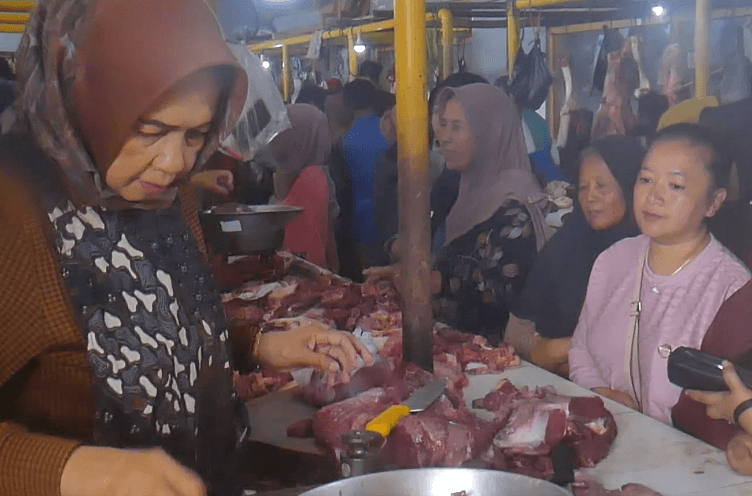 Warga Serbu Kios Daging di Temanggung, Harga Melonjak Jelang Lebaran