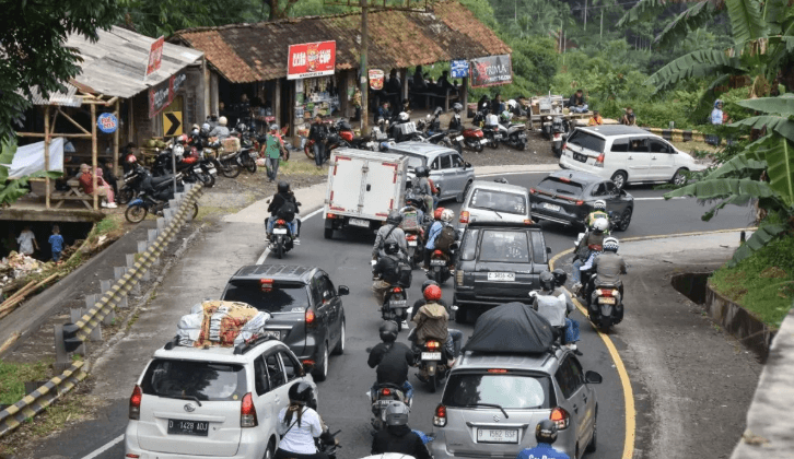 Kepadatan Arus Mudik di Jalur Gentong Tasikmalaya Diurai dengan Sistem One Way