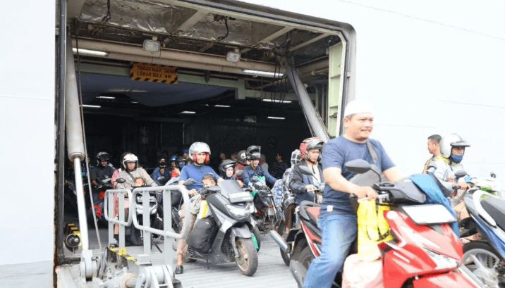 TNI AL Bantu Pemudik dengan Kapal Perang, 315 Orang Tiba di Madura